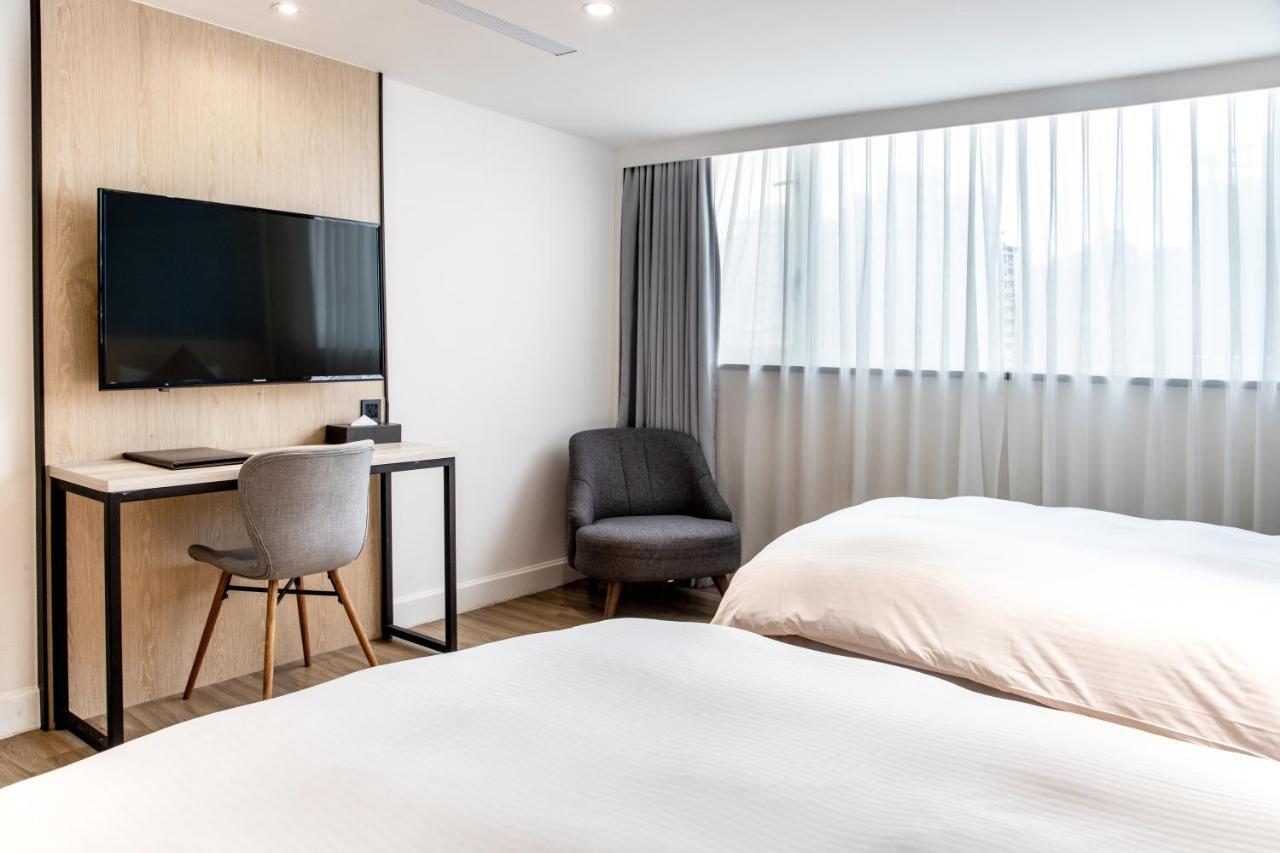 Hub Hotel Zhongli Таоуан Екстериор снимка